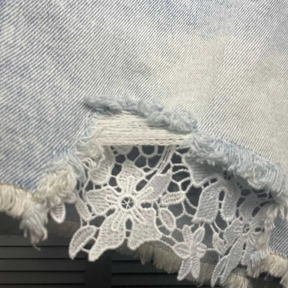 NWT Wild Fable Women's Blue Denim Shorts with Lace Trim High Rise Size 2 - Image 3