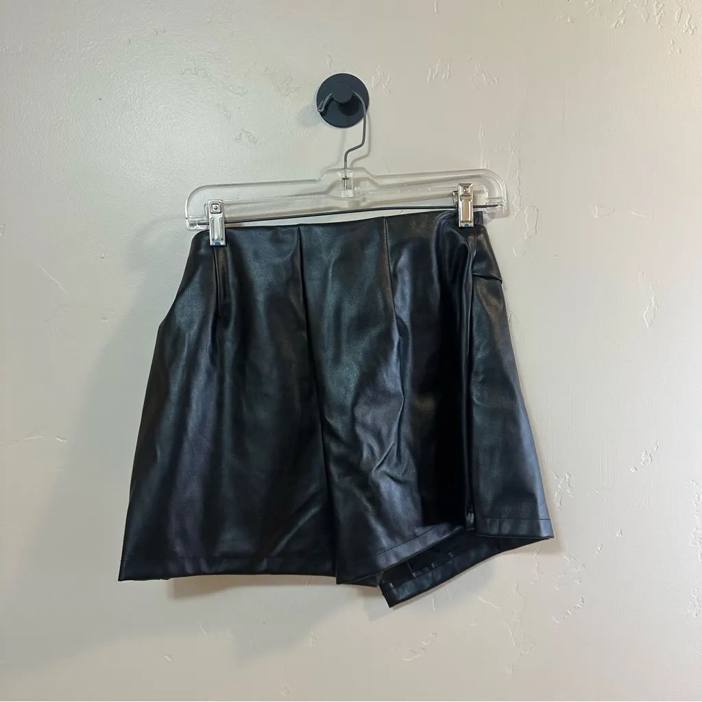 Joe Benbasset Black Faux Leather Wrap Skort Metal O Ring Size Large - Image 3