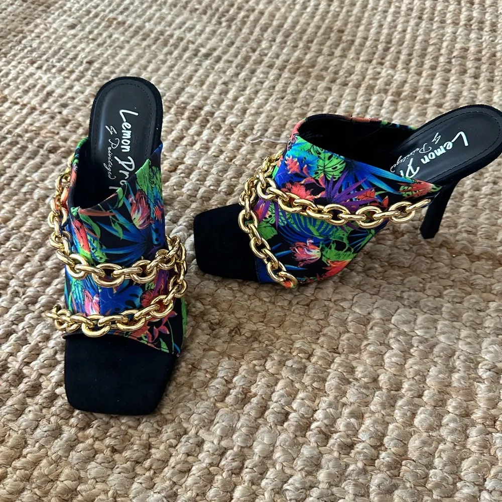 Vibrant Women's Heels with Gold Chain Accent size 10 Suede heel NWOT Black - Image 4