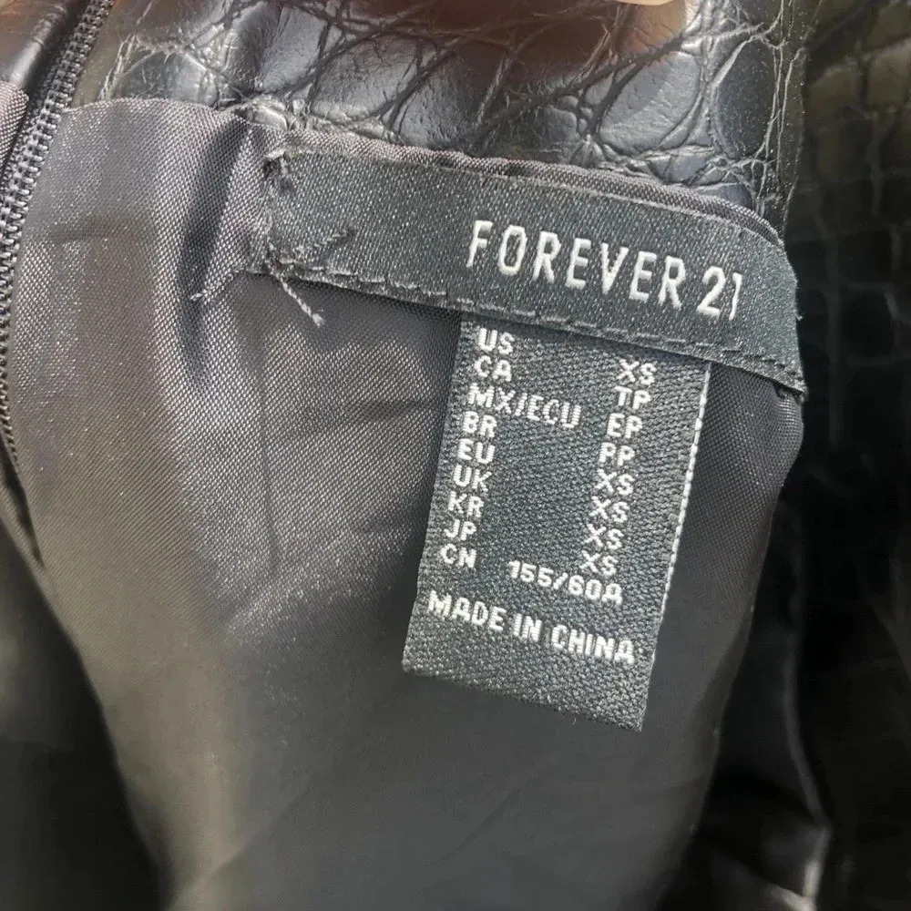 FOREVER 21 BLACK FAUX LEATHER ALLIGATOR MINI SKIRT - Image 4