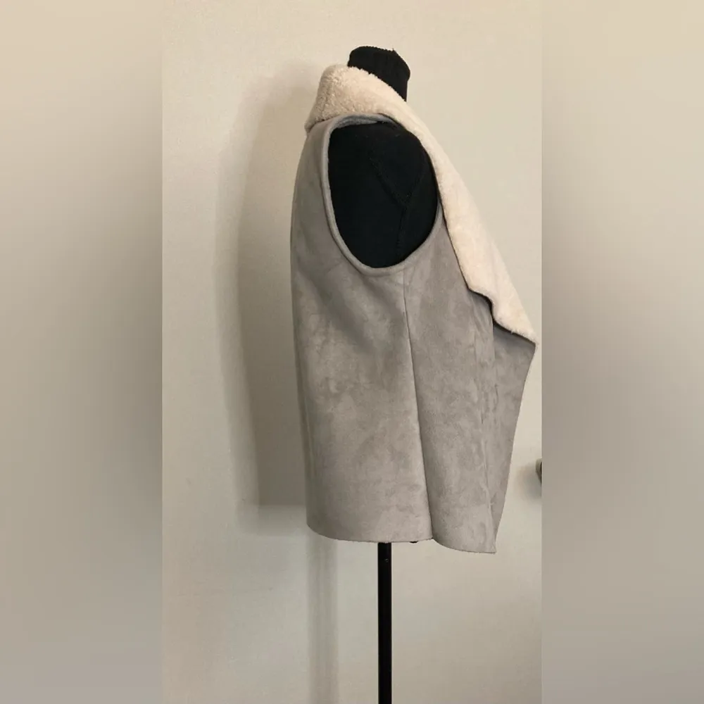 Ralph Lauren- Woman’s Gray &‎ Fuzzy Vest size small - Image 3