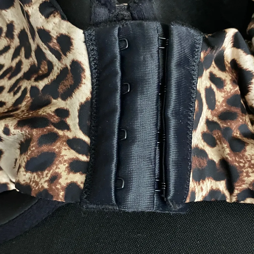 Torrid  Leopard Print Bra underwire size 44DDD(F) Wide back closure clean - Image 3