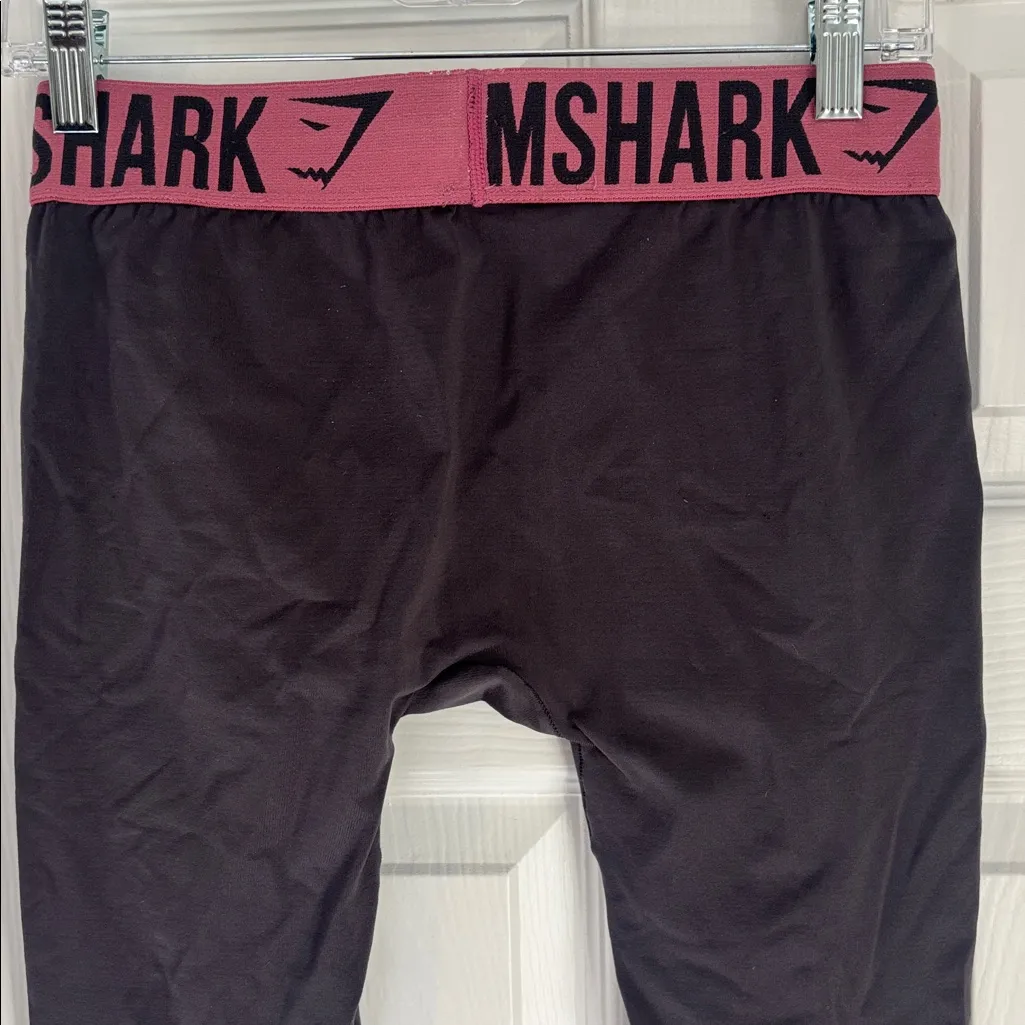 Gymshark fit seamless leggings size small charcoal grey with a pink waistband - Image 5