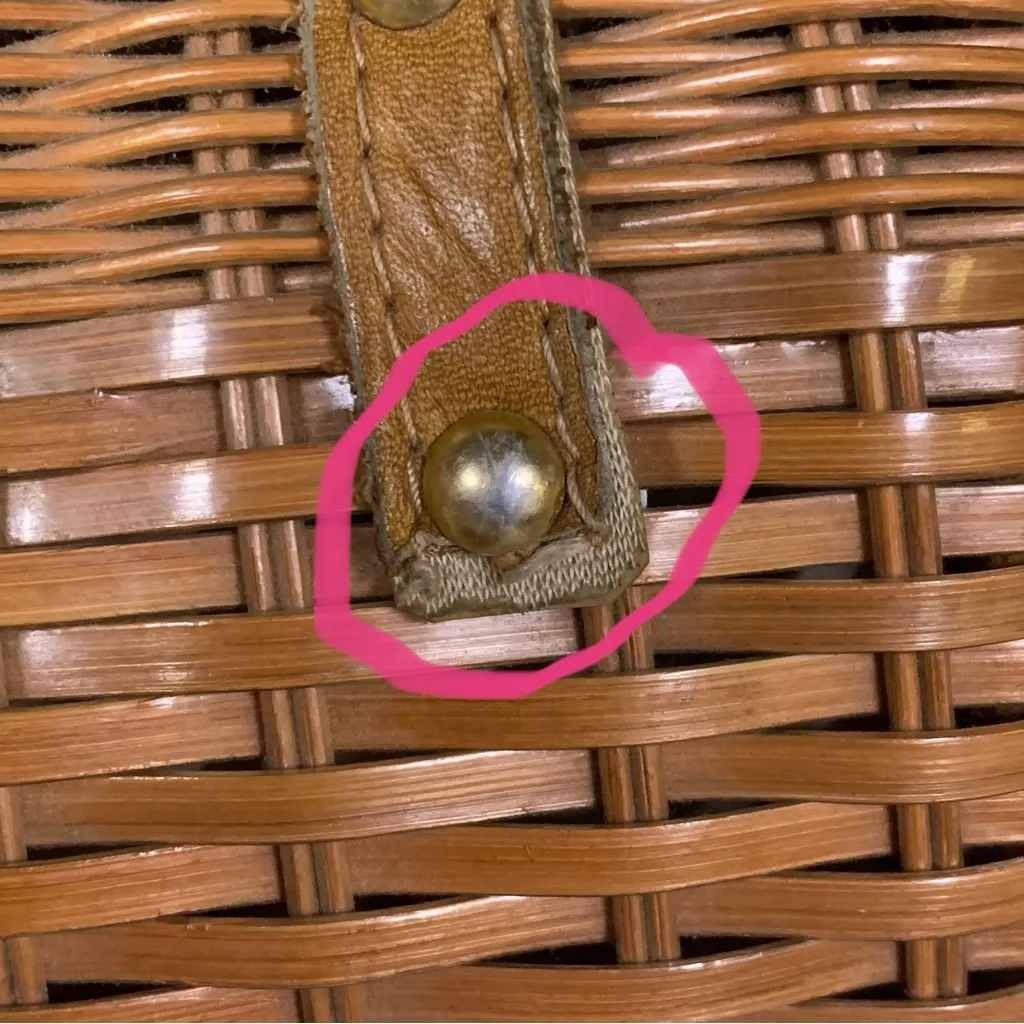 VINTAGE CIRCA 1960'S BROWN RATTAN AND LEATHER BASKET PURSE - Image 12