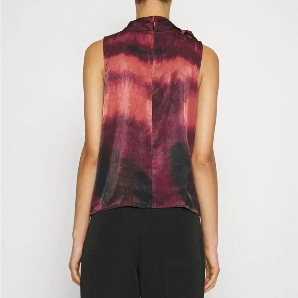 EUC DKNY Bricklane multi Tie-Neck Sleeveless Blouse Size Medium - Image 2