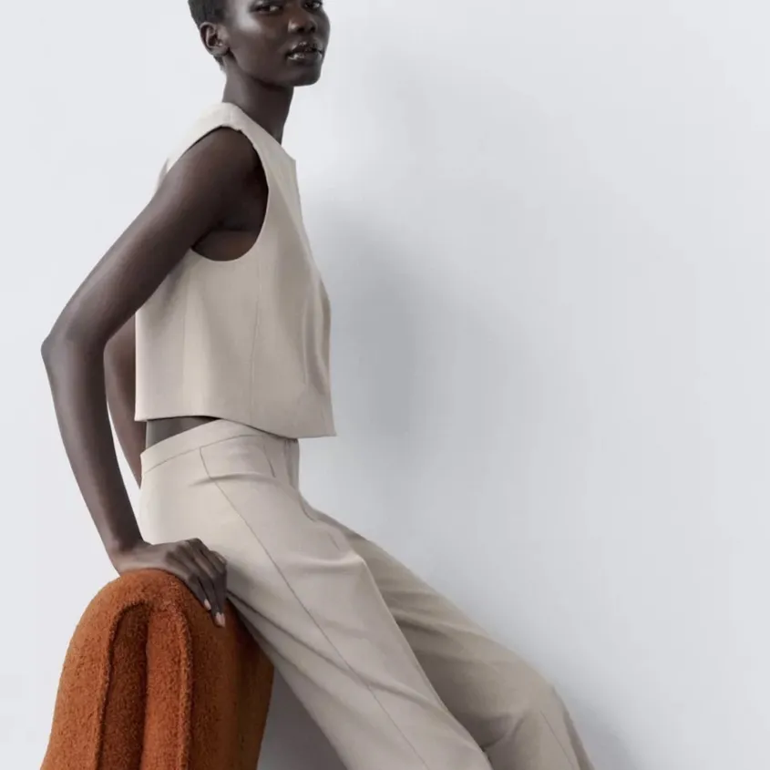 Zara NWT cream sleeveless vest with hidden button front closure - Image 4