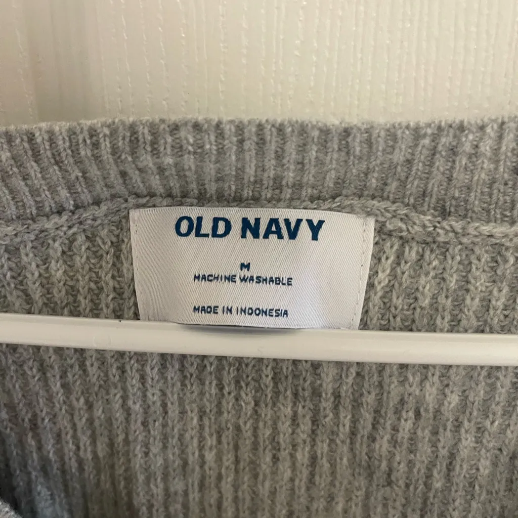 Old Navy Women's V-Neck Sweater in Light Gray - Image 2
