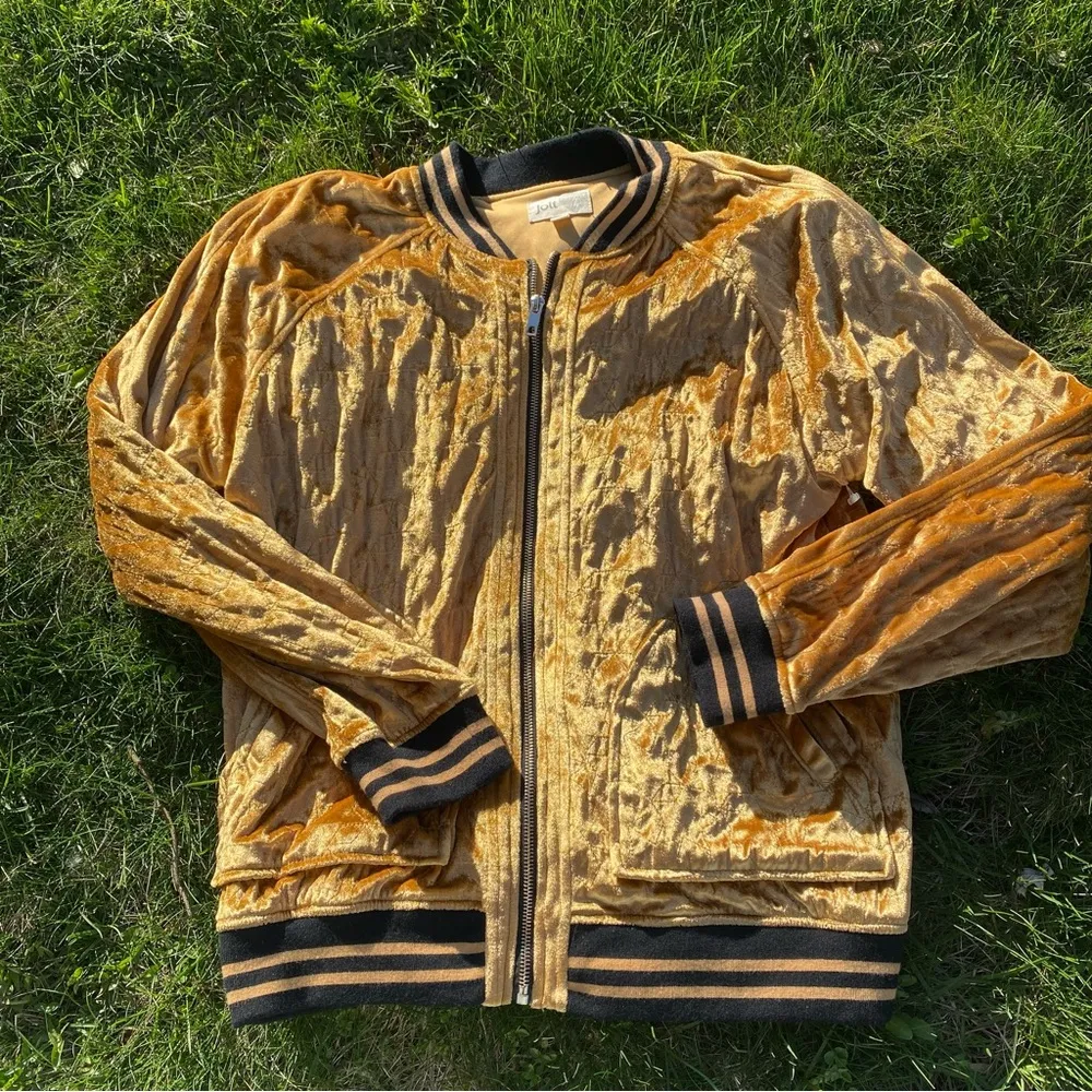 Jolt Gold Velvet Embroidered Star Print Jacket - Image 3