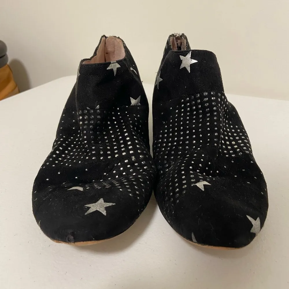 Avec Les Filles women’s Joyce Azria “Beatrice” suede hidden wedge boots — 6.5 - Image 2