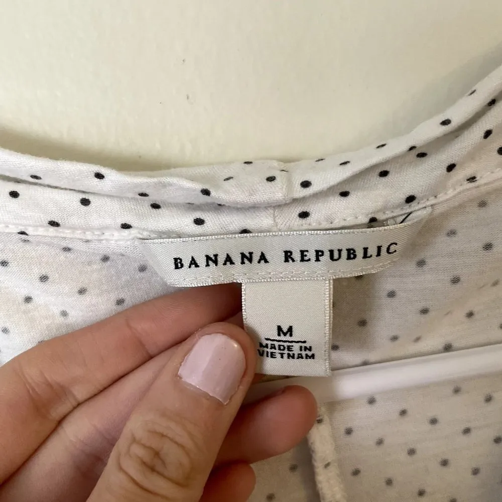 Banana Republic white polka dotted scalloped neckline short sleeved summer top - Image 3
