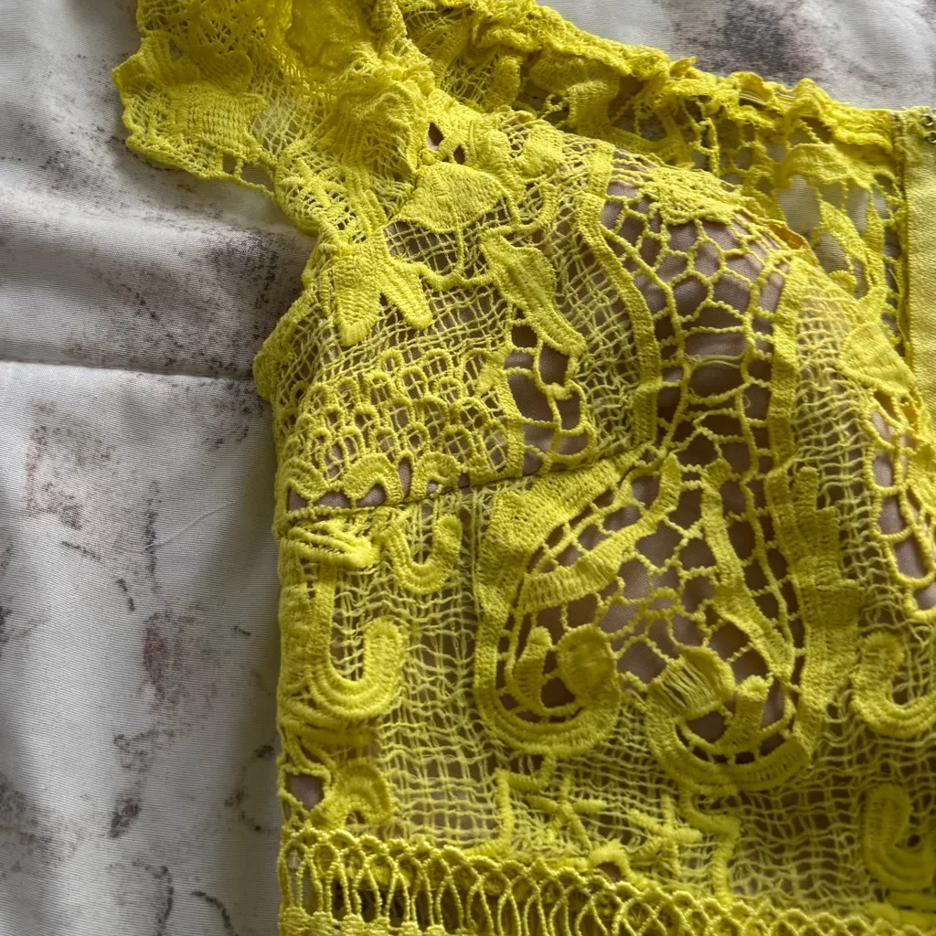 L'ATISTE by Amy Vibrant Yellow Lace bodycon lined mini Dress, size S boho party - Image 11