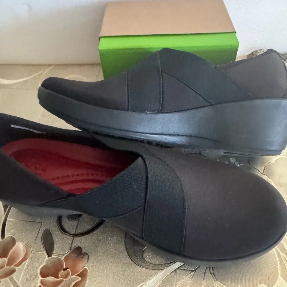 CROCS Black Wedge Shoes with Elastic Straps - Image 10