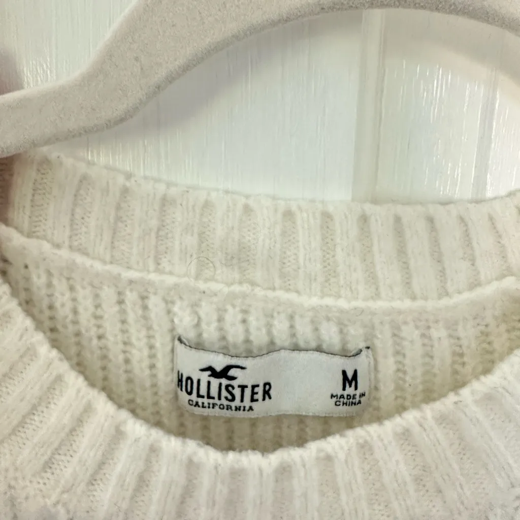 Hollister Classic Gray and White Knit Crewneck Sweater - Image 2