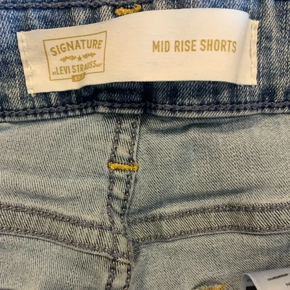 Signature Levi’s Medium wash, mid rise denim shorts sz 27 modest mom short basic - Image 4