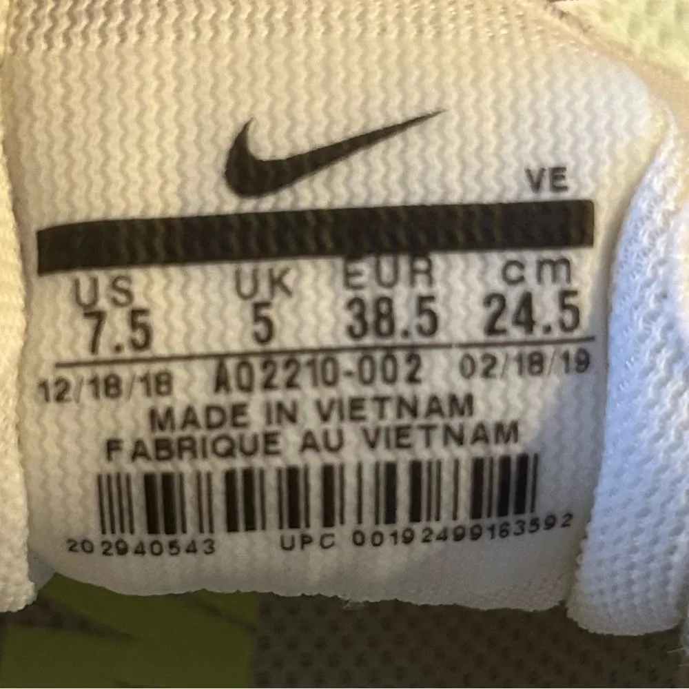 Nike Air Zoom Pegasus Size 7.5 White With Chartreuse Accents Tapered Heel. - Image 7