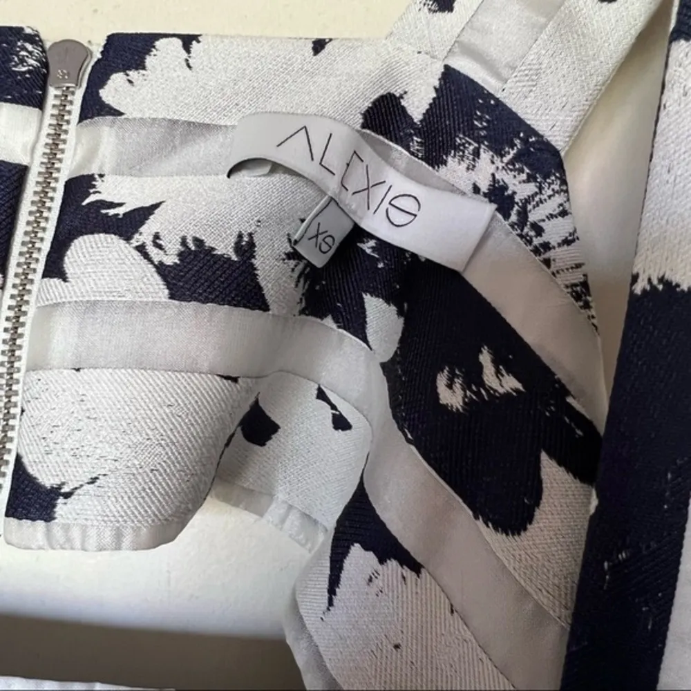 ALEXIS Blue & White Floral Stripe Cut Out‎ Dress size XS - Image 15