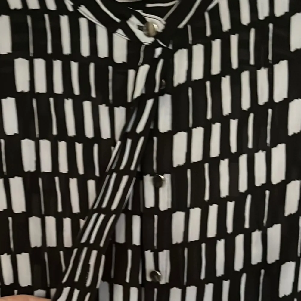 Worthington PM Black and White Geometric Blouse hidden front silver buttons - Image 3