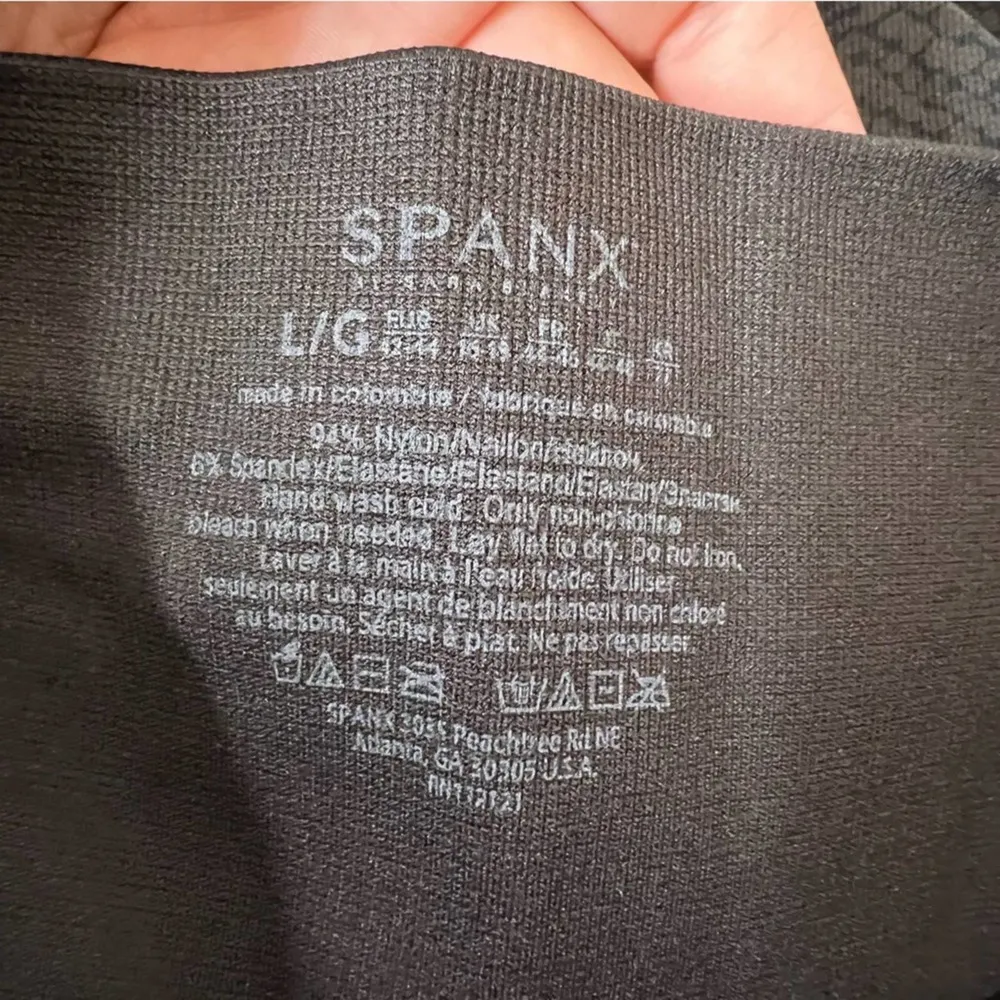 Spanx Look At Me Now Seamless Leggings in
Crocodile Animal Print sz L - Image 4