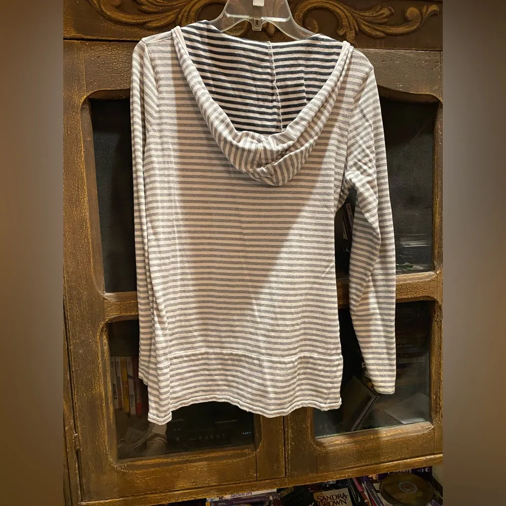 Roxy Monochrome Striped pullover wirh hood and front pocket - Image 3