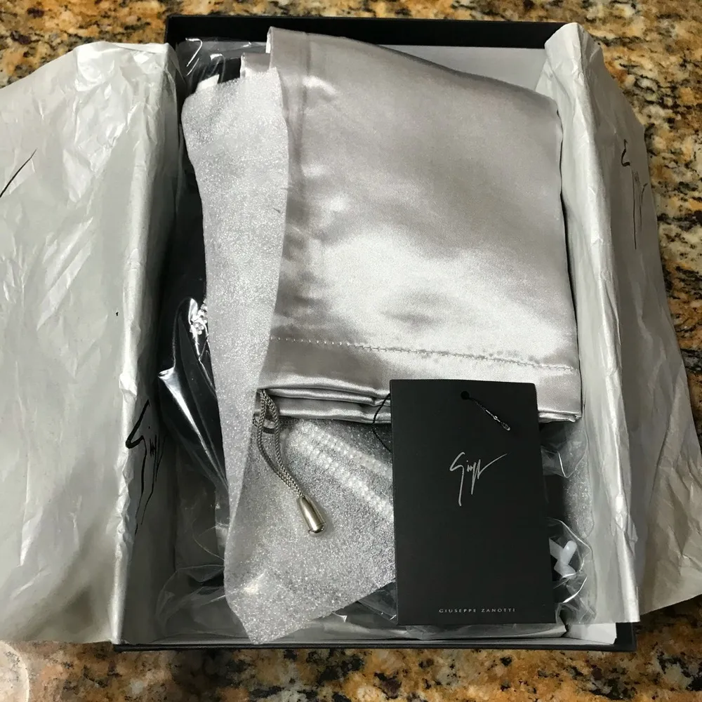 NWB Giuseppe Zanotti Cam Crystal Embellished Suede - Image 7