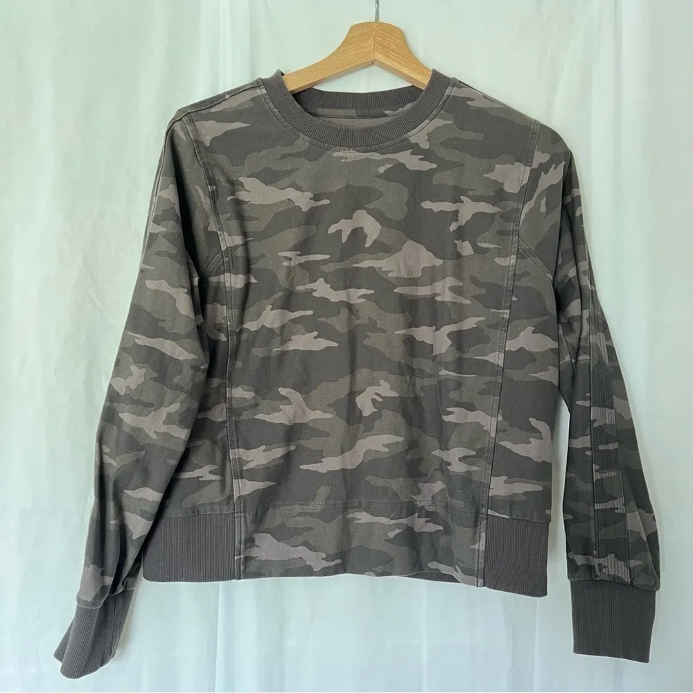 Athleta Farrallon camo crewneck sweatshirt size small - Image 2