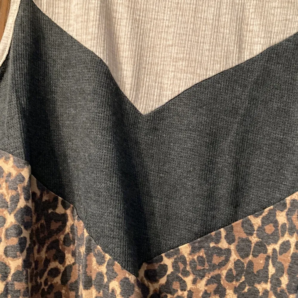 Leopard print tank top. Size medium. Tie at bottom. - Image 4