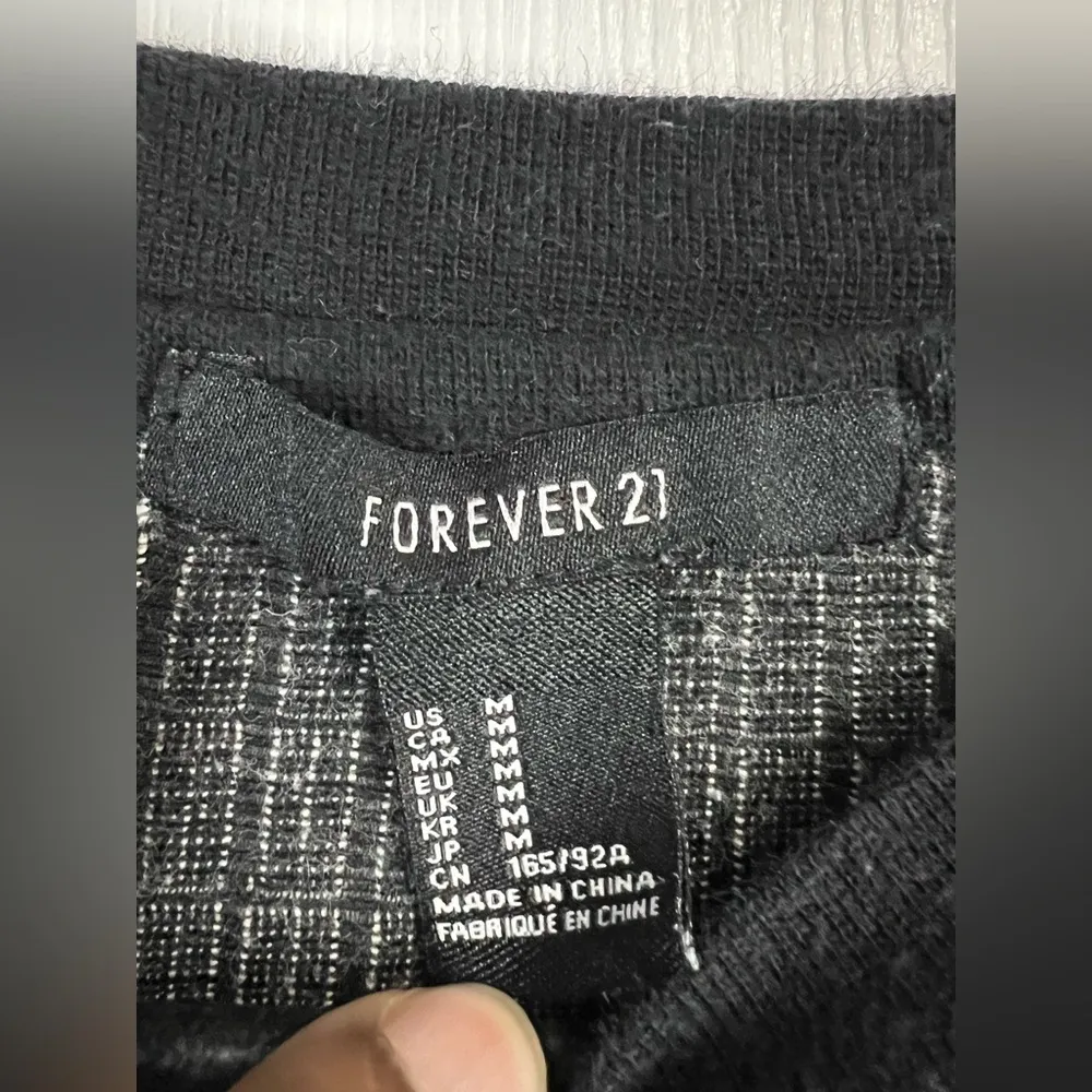 Forever 21 women’s black/white checkered top - Size Medium - Image 5