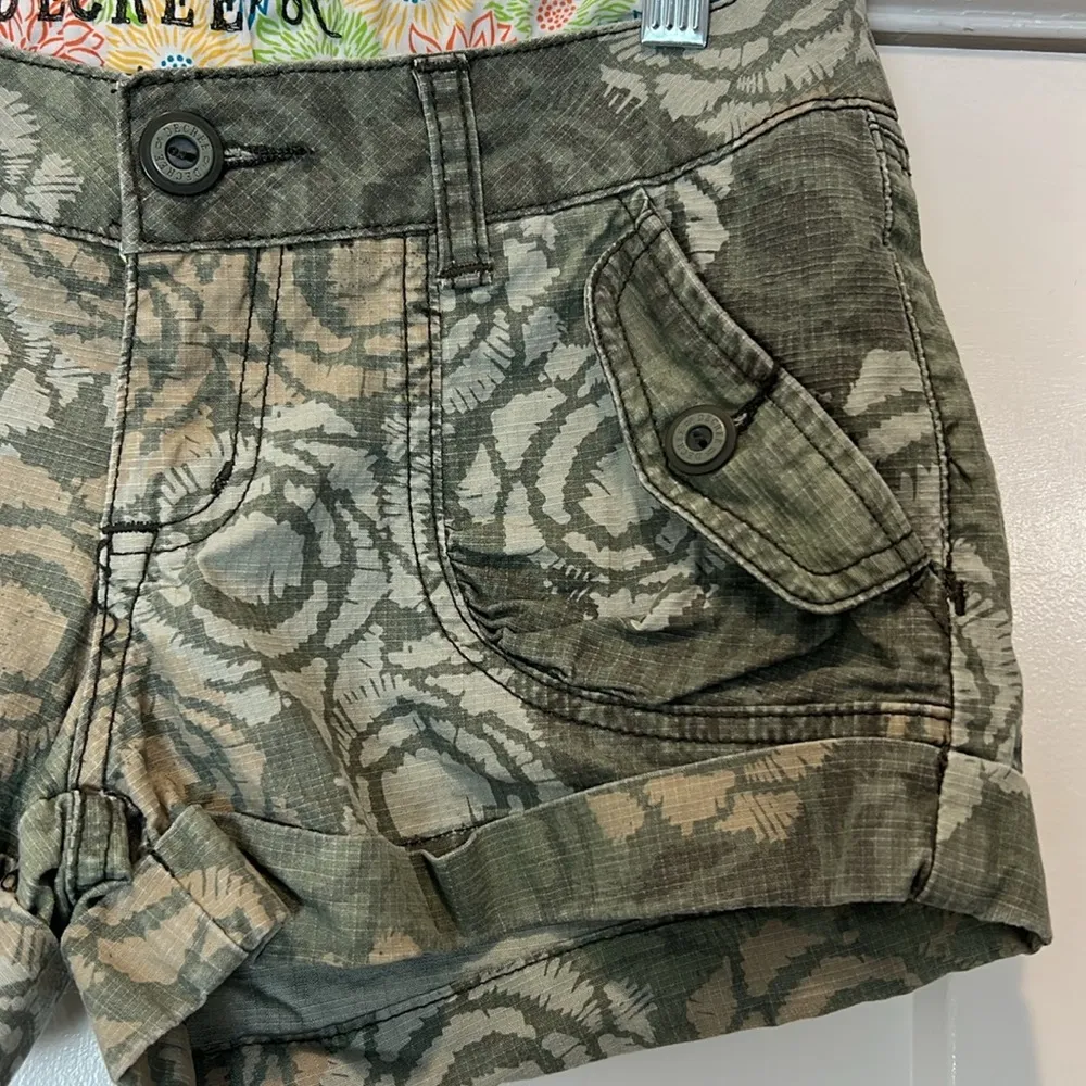 Decree Women's Olive Patterned Cargo Shorts size 7. - Image 2