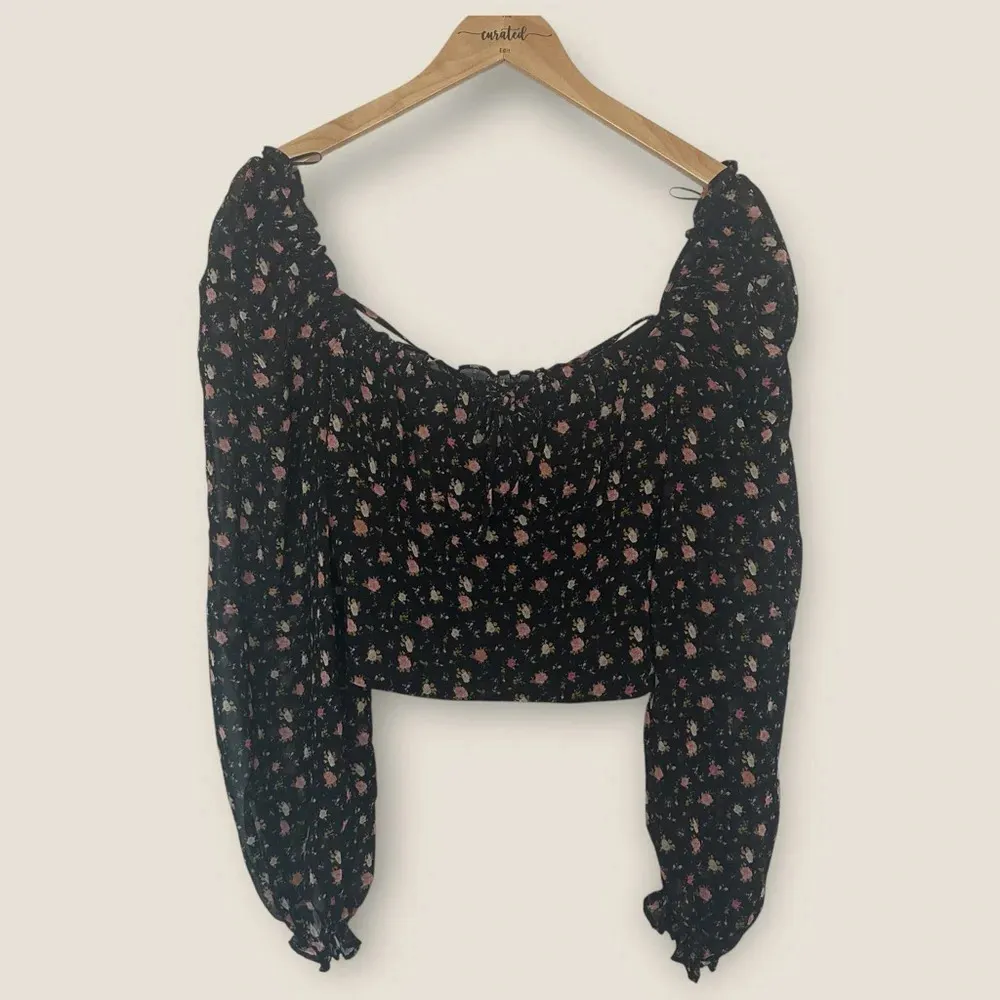 WAYF | NWT Ditsy Long Sleeve Crop Top | Size M | Black Floral - Image 4