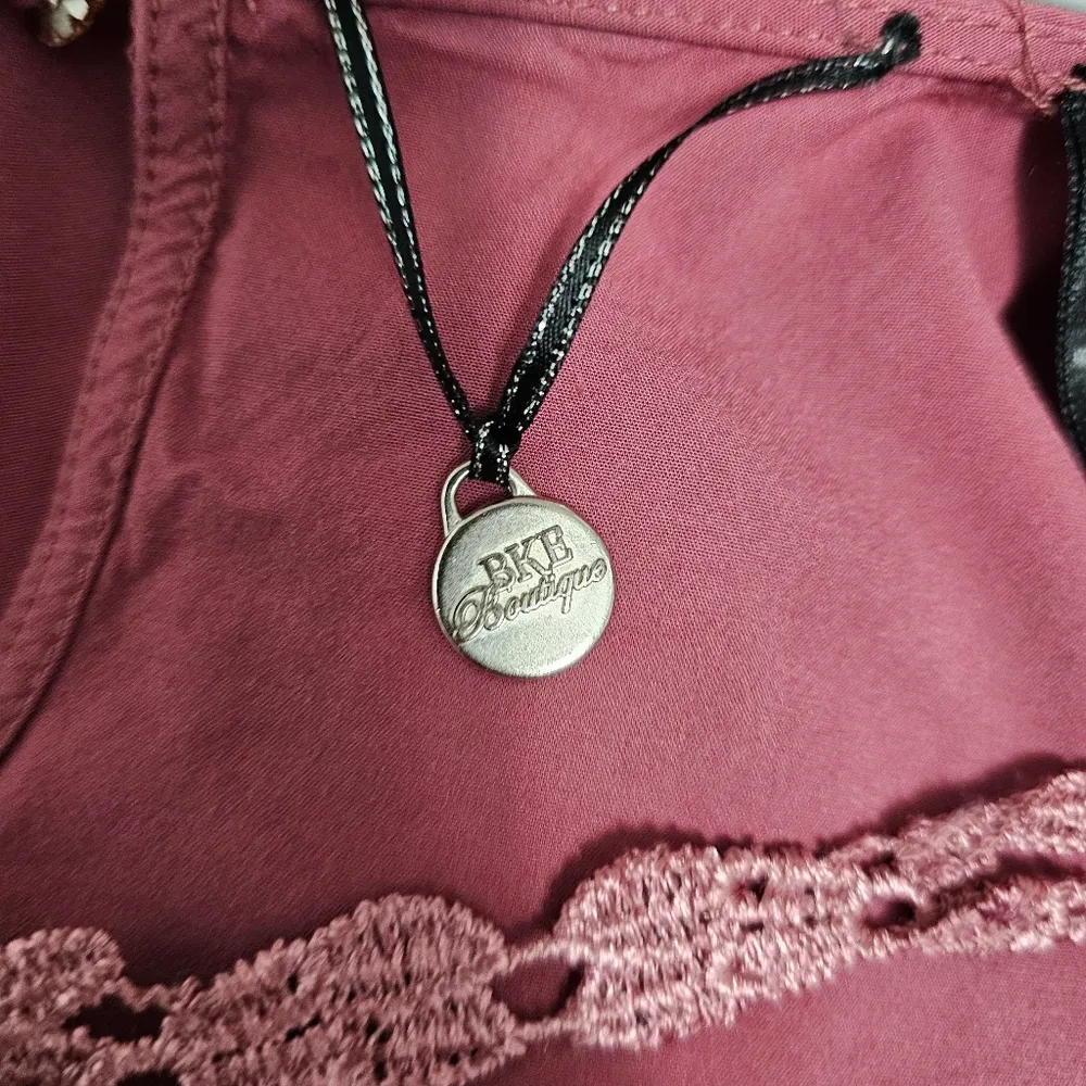 BKE Boutique Roan Rouge Lace Applique Cutout Blouse Size XS - Image 6