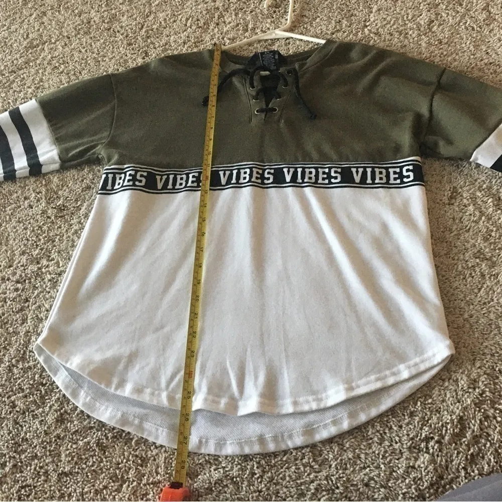 Justify Women’s size small Sweatshirt olive green and off white - Image 6