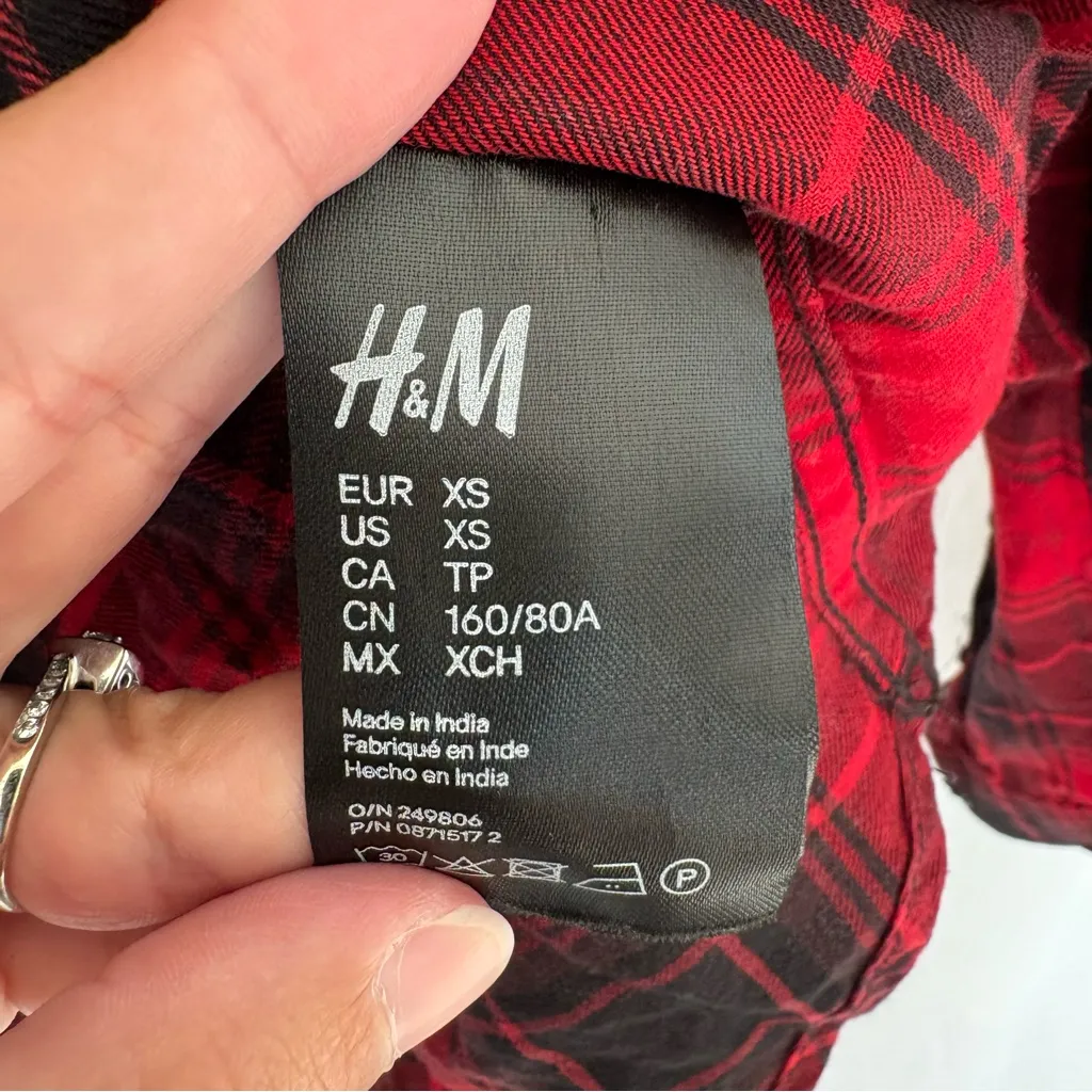 DIVIDED H&M Buffalo plaid red and black long sleeve flannel shirt XS 100% cotton - Image 7