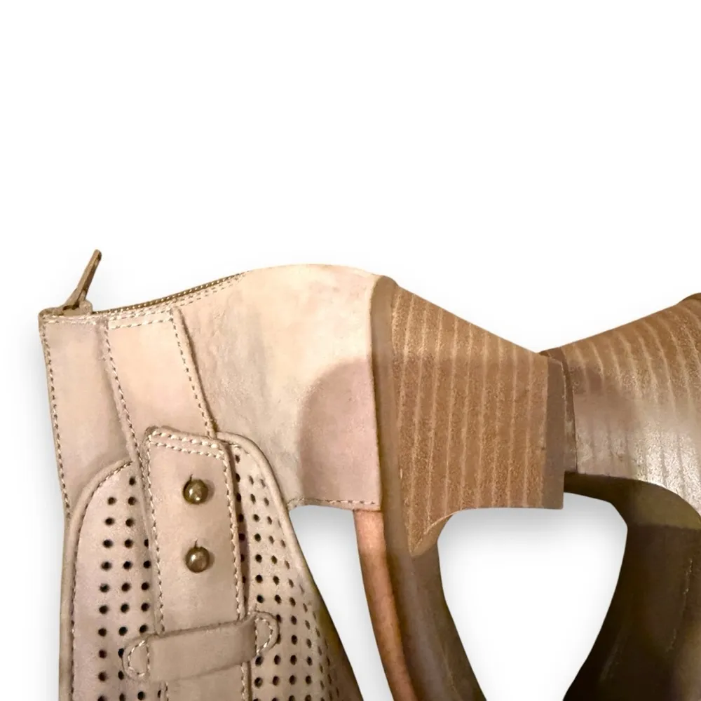 Earth Intrepid‎ Nubuck Perforated Peep Toe Taupe Heel Booties Sz 8 Tan - Image 10