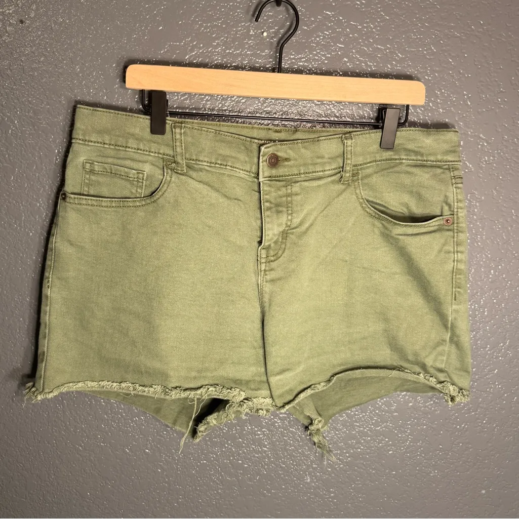 Old Navy Women’s Boyfriend Shorts Green Distressed Size 12 Large - Image 2