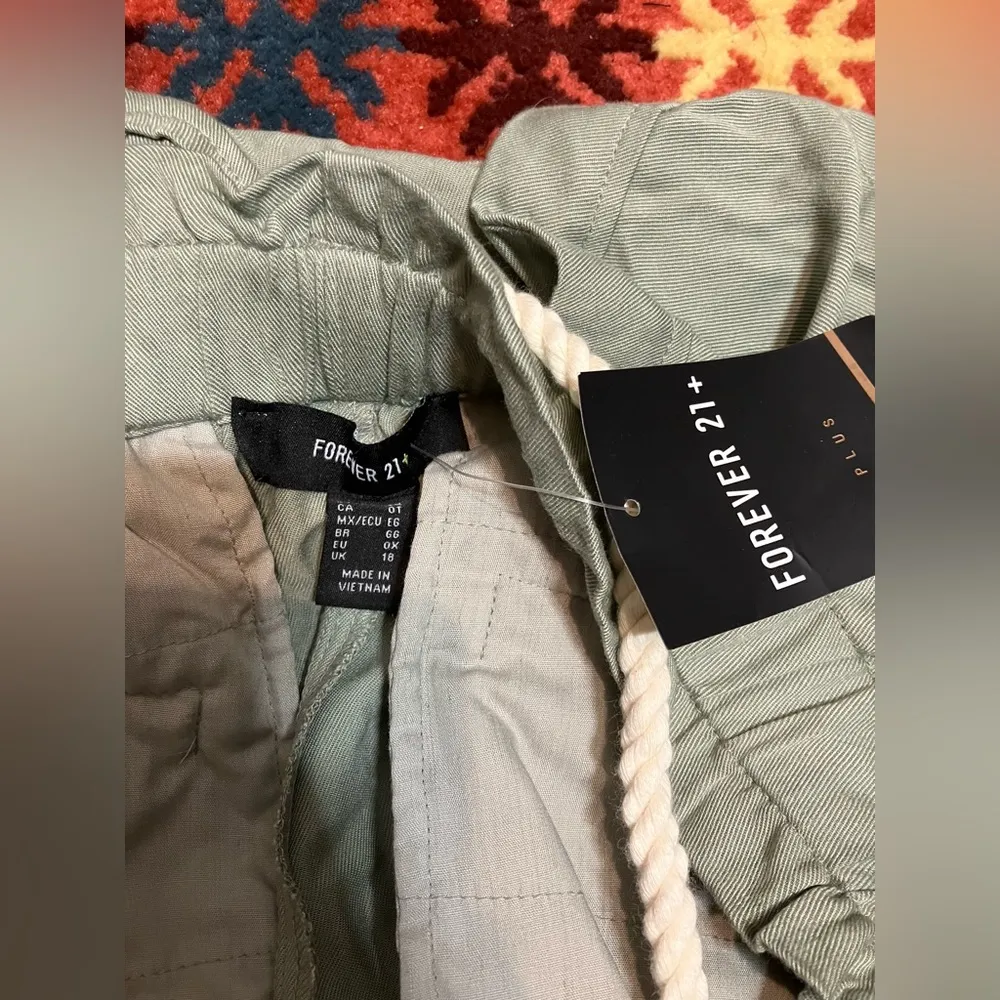 Forever 21+ cute rope belt green shorts Women’s size 0X - Image 5