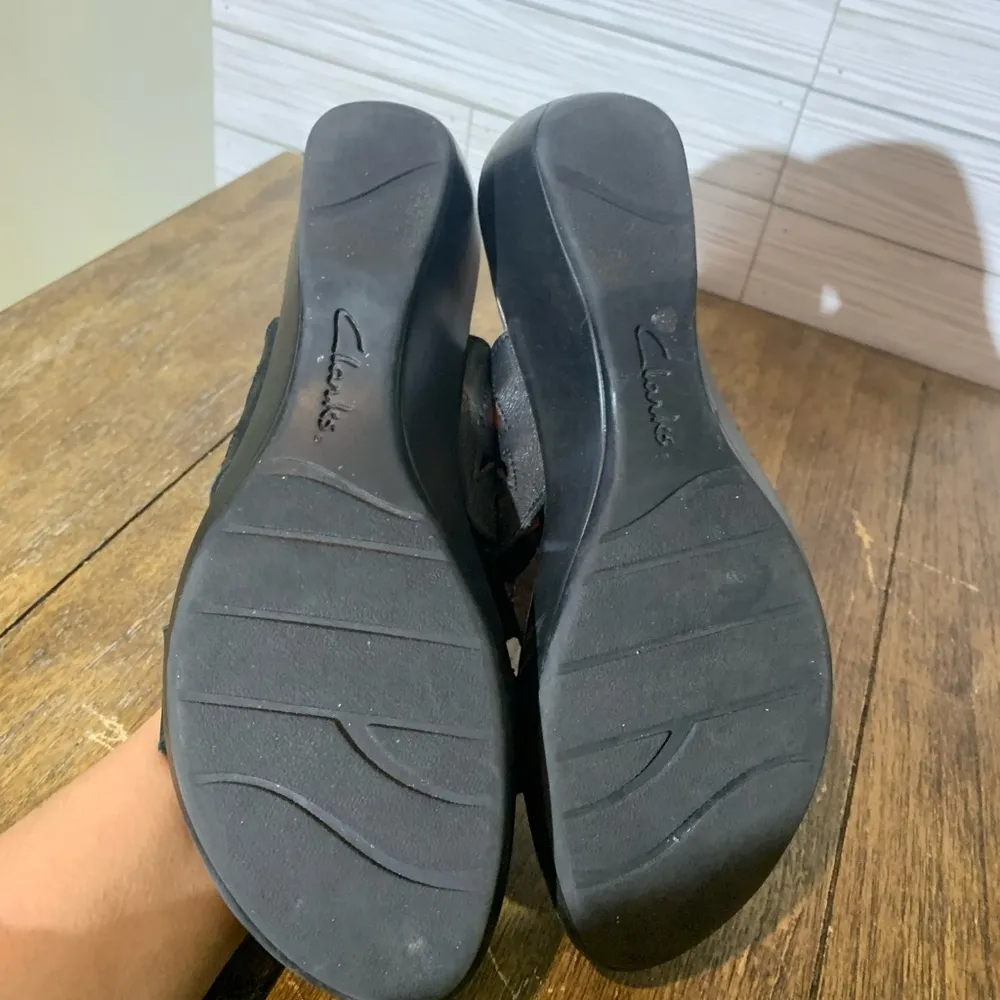 Clarks Bendables Women 9 Leather Comfort Sandals Slides Wedge Heel Black 2inheel - Image 4