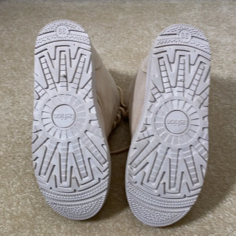 Women’s (or Men’s) Soft Faux Fur Lined Lace Up Boots Tan Size 39 EU NEW - Image 5