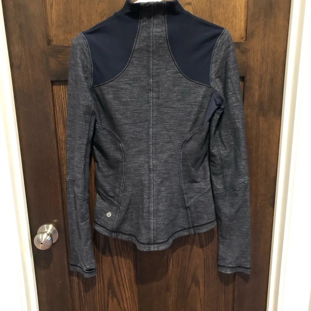 LULULEMON FORME JACKET IN SLUB DENIM BLUE/BLACK SIZE 6 - Image 2