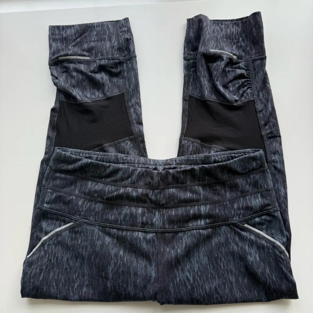 Athleta Reptile Relay Capri Leggings Size Medium - Image 6