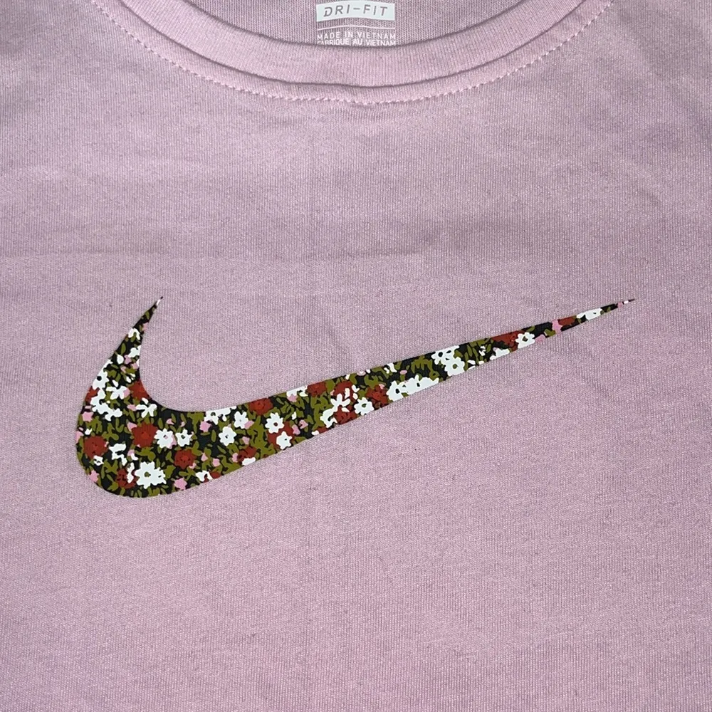 Nike Tee NWT Size M Pink - Floral Print Swoosh Standard Fit Dri-Fit Tank Top - Image 3