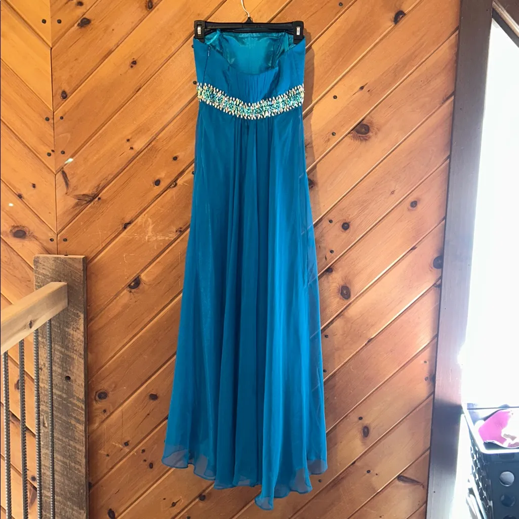 La Femme embellished evening gown/prom dress in teal blue - Image 5