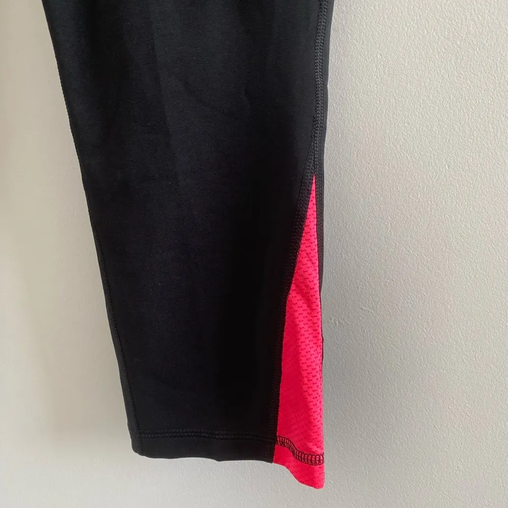 Old Navy Active Black & Neon Pink Fitted Capri Legging Size Large New With Tag - Image 5