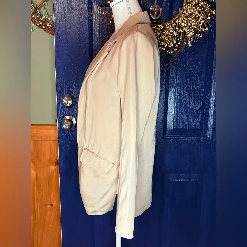 Abercrombie and Fitch Women’s Drapey Blazer size Small - Image 4