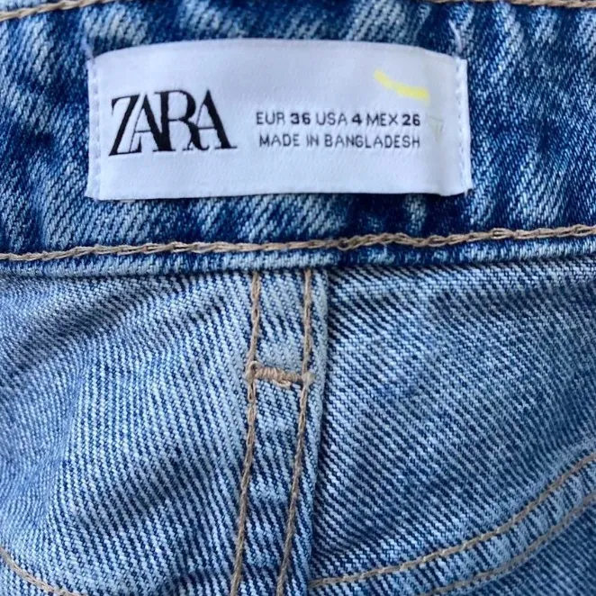 ZARA HIGH WAISTED CUT OFF DENIM SHORTS. - Image 3