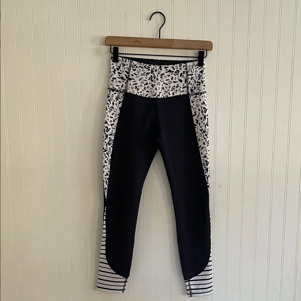 APANA 7/8 Length Leggings in Midnight Blue Animal Print Stripe Size XS - Image 3
