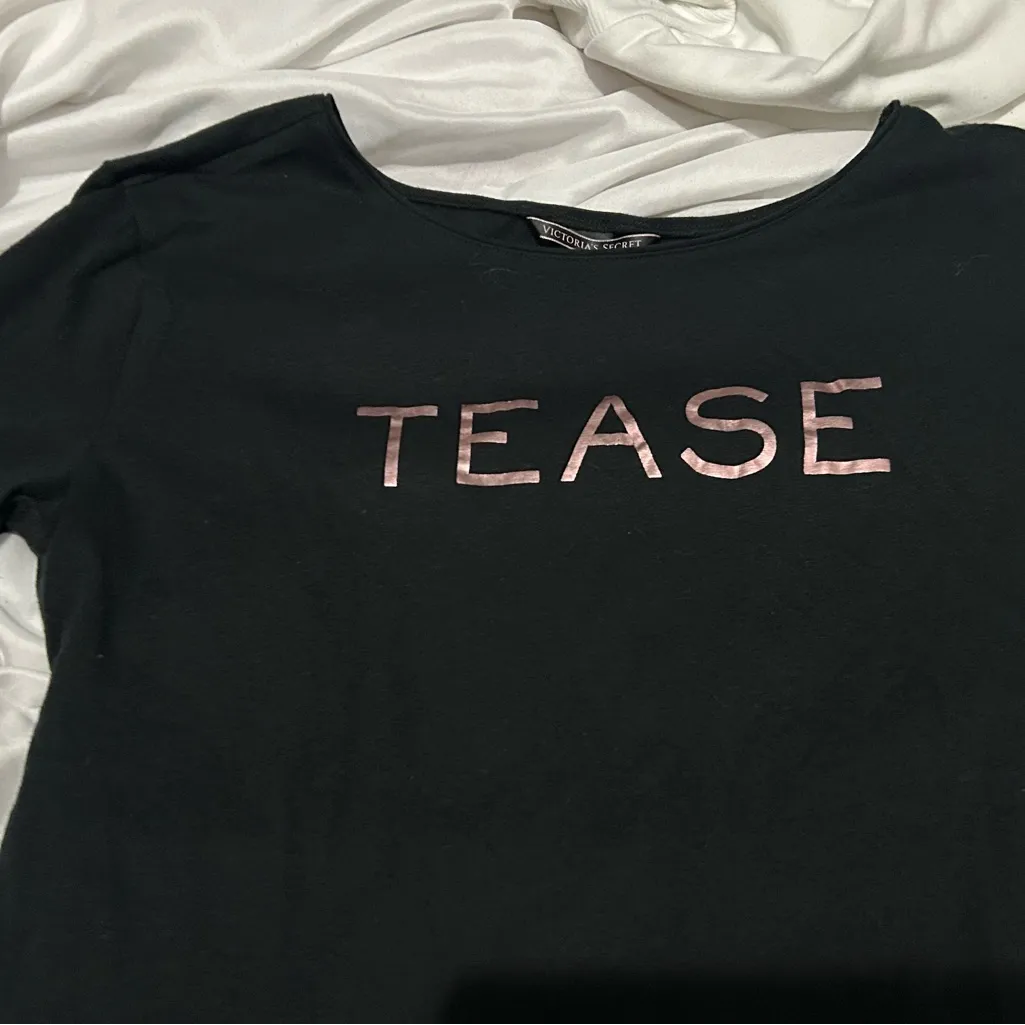 Victoria's Secret Black Long Sleeve Tee with Pink 'Tease' size small vintage - Image 2