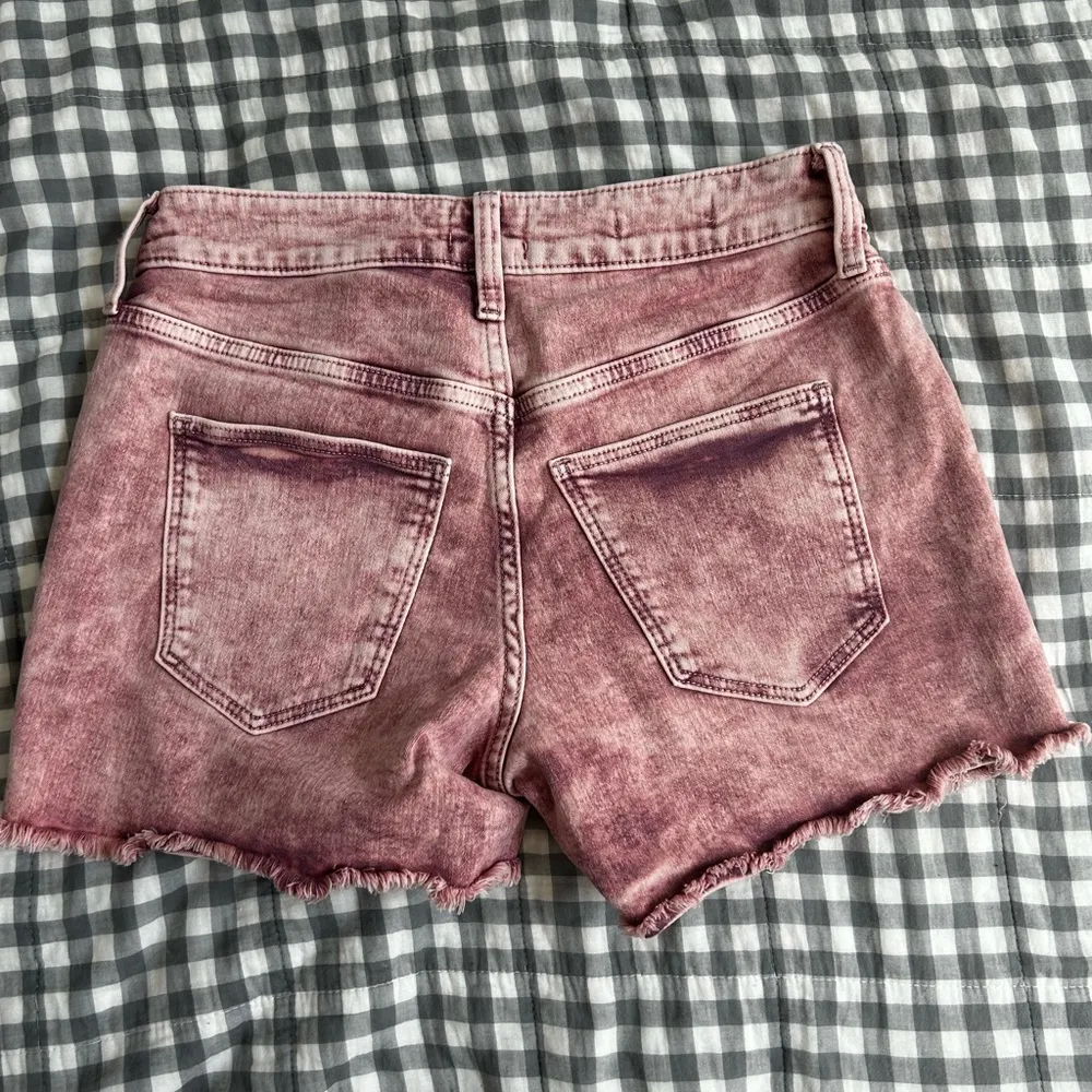 Universal Threads pink shorts - Image 3