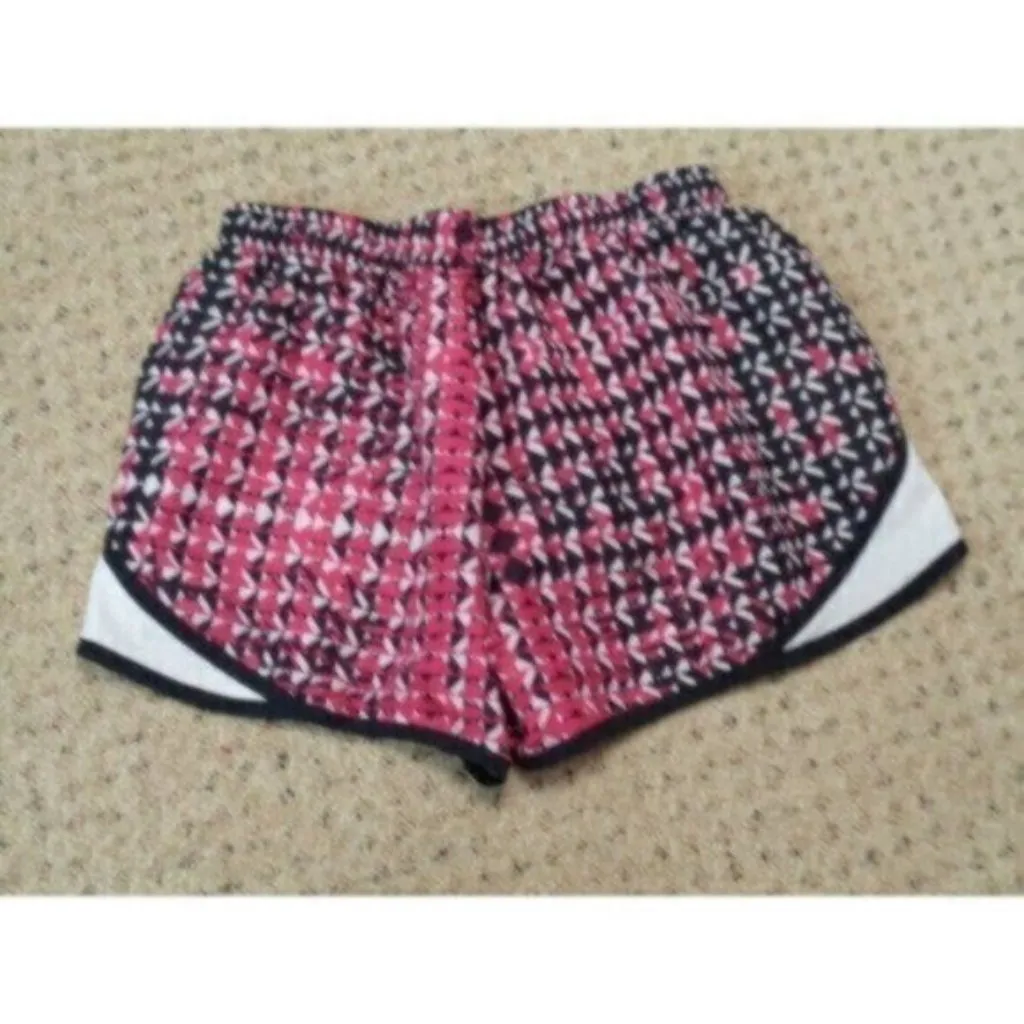NEW Under Armour women's medium (semi-fitted) blk/white/pink Heatgear shorts - Image 5