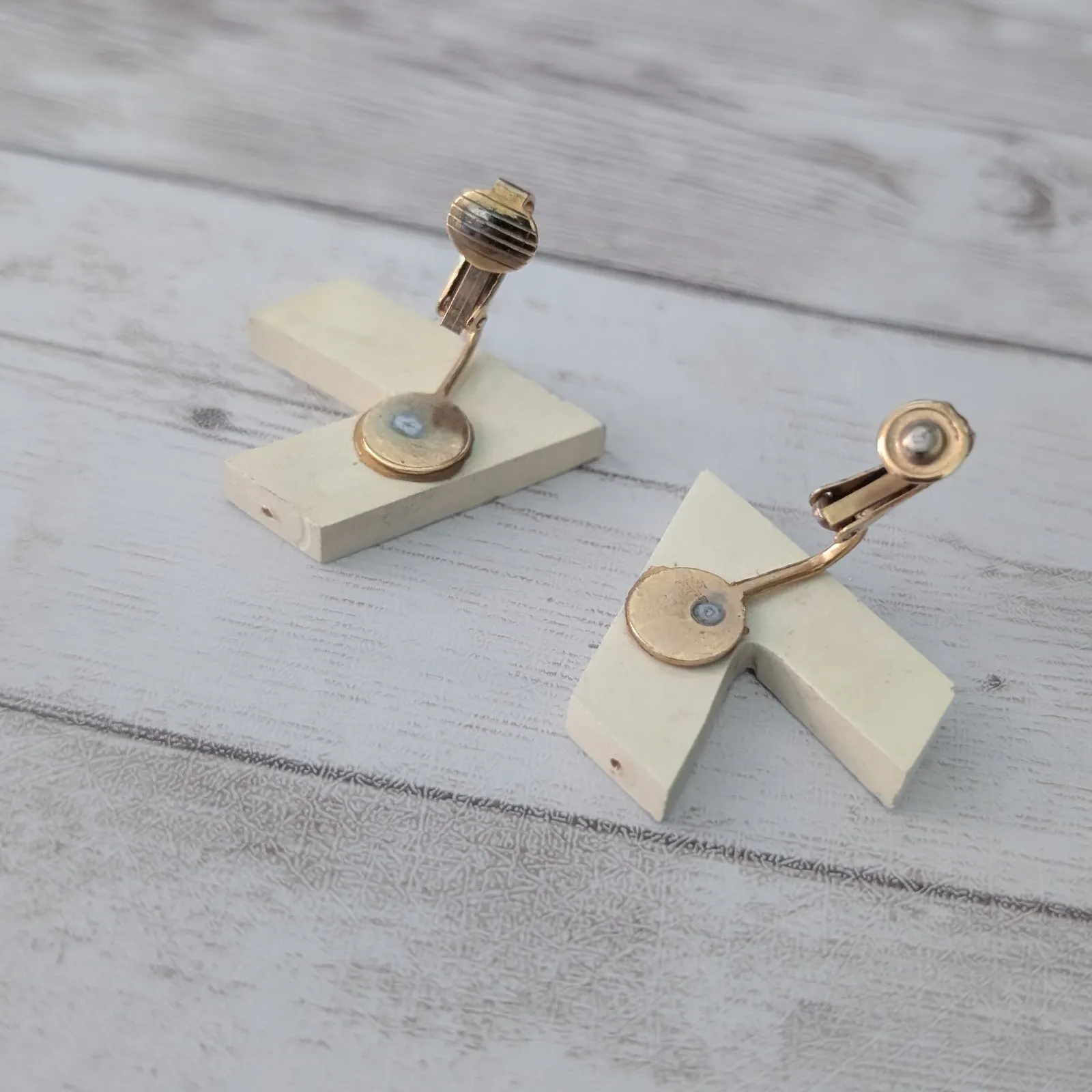 Vintage Clip On Earrings Large Chevron? Cream, Red, Dark Blue, Gold Tone - Image 6