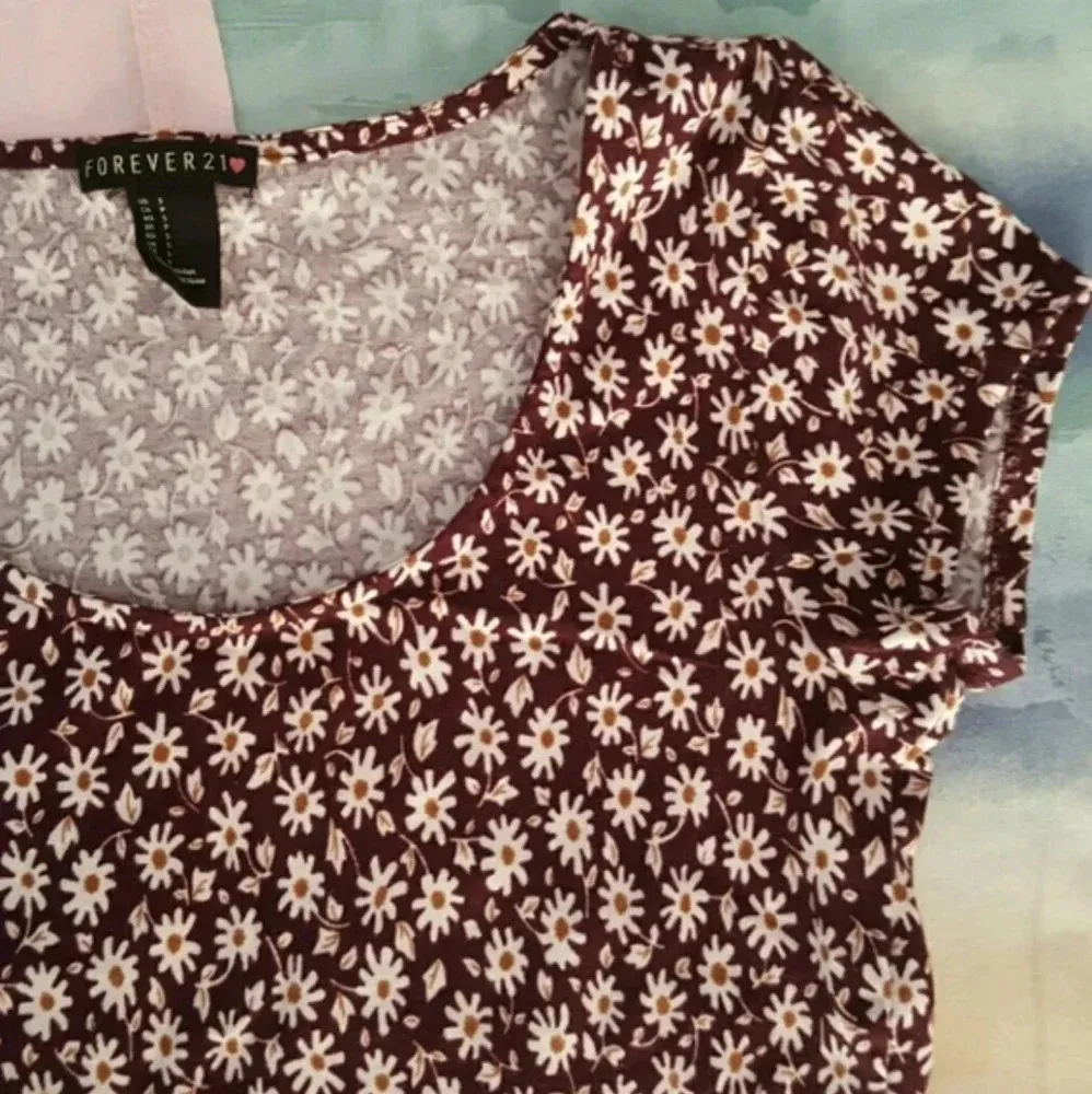 Forever 21 Burgundy and White Daisy Crop Top Size Small - Image 2